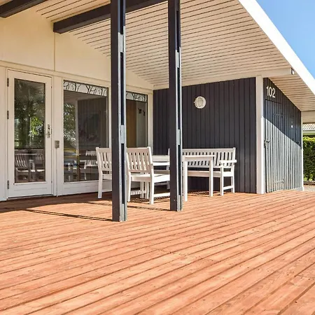 4 Bedroom Cozy In Juelsminde Sonderby (Midtjylland)