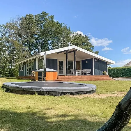 4 Bedroom Cozy In Juelsminde